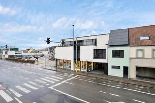 <p>Dit instapklaar 1-slaapkamerappartement gunstig gelegen op vijf minuten van Astene sas aan de Leie met natuurreservaat van Vosselare put en kasteel van Ooidonk, een paradijs voor wandelaars.</p><p></p><p>Dit appartement is ook ideaal gelegen nabij winkels, openbaar vervoer en belangrijke verbindingswegen.</p><p>Het appartement verwelkomt u in een ruime leefruimte met open keuken, wat zorgt voor een aangenaam en open woongevoel.</p><p>De volledig geïnstalleerde keuken is voorzien van de nodige toestellen en biedt alle comfort voor dagelijks gebruik.</p><p>Via de leefruimte heeft u toegang tot het ruim zuidoost gericht terras, waar u kan genieten van de zon van 's morgens 9.00h tot in de late namiddag - een absolute meerwaarde voor wie houdt van licht en buitenruimte.</p><p></p><p>Verder beschikt het appartement over een badkamer met moderne inloopdouche en lavabo, aparte bergruimte/wasplaats en een apart gastentoilet.</p><p>Staanplaats bijkomend te huur voor 90 euro per maand. </p><p>Onmiddellijk beschikbaar. 50 euro per maand algemene kosten.</p><p></p>