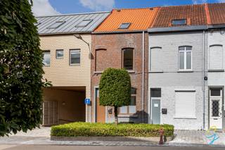 Voor een bezoek bel Isabelle: 0498 10 69 56 of mail isabelle@cornelis-goeman.be<br />
<p>Op zoek naar een instapklare woning waar u zonder zorgen meteen kunt intrekken? <br />Deze charmante, volledig gerenoveerde stadswoning in de Weverijstraat combineert karakter met hedendaags wooncomfort.</p>
<p>Achter de authentieke gevel schuilt een woning die grondig werd vernieuwd met oog voor kwaliteit en duurzaamheid. De woning beschikt over lichtrijke leefruimtes, een moderne afwerking en een praktische indeling die perfect aansluit bij de noden van vandaag.<br />De woning is ingedeeld als volgt: op het gelijkvloers een inkomhal, zithoek en ruime keuken met aansluiting naar het terras. <br />Op de eerste verdieping hebben we een ruime slaapkamer, ingerichte badkamer voorzien van bad en douche en een wasplaats. <br />Op de tweede verdieping hebben we twee volwaardige slaapkamers en een nachthal.</p>
<p>Gelegen op een gunstige locatie nabij het centrum van Geraardsbergen, winkels, scholen, openbaar vervoer en belangrijke verbindingswegen, geniet u hier van alle comfort binnen handbereik. <span></span></p>
<p><strong>Troeven van deze woning:</strong></p>
<ul>
<li>Volledig gerenoveerd</li>
<li>EPC LABEL B</li>
<li>Authentieke gevel met karakter</li>
<li>Lichtrijke leefruimtes</li>
<li>Centrale ligging nabij voorzieningen</li>
<li>Ideaal voor starters, gezinnen of investeerders</li>
</ul>
<p><strong>Aarzel niet om ons te contacteren om een bezoek in te plannen.</strong></p>