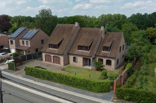 <p><strong>Uitzonderlijk ruime woning op prachtig perceel in Rotselaar</strong></p>
<p>Bent u op zoek naar een woonst met ruimte, karakter en eindeloze mogelijkheden? Dan zal deze woning in het gegeerde Rotselaar u ongetwijfeld bekoren.</p>
<p>Gelegen op een royaal perceel met een prachtige tuin en uitzicht op natuurgebied, biedt deze eigendom een unieke combinatie van comfortabel wonen, veelzijdigheid en een toplocatie in een groene omgeving.</p>
<p>De indrukwekkende omvang van de woning valt meteen op. Binnen geniet u van bijzonder ruime leefvolumes, natuurlijk licht en een indeling die tal van woon- en werkmogelijkheden creëert.</p>
<p>De grootste troef van deze woning is haar veelzijdigheid. Dankzij de oppervlakte van de (leef)ruimtes, het aantal kamers en slimme indeling leent de woning zich perfect tot <strong>kangoeroewonen</strong>, een <strong>zorgwoning </strong>of het <strong>combineren van wonen en werken</strong>. Ook wie droomt van een praktijkruimte voor een vrij beroep, een kantoor aan huis, een atelier, hobbyruimte,… vindt hier een unieke opportuniteit.</p>
<p>De grote, fraaie tuin vormt een absolute meerwaarde. Hier geniet u in alle rust van zon, de achterliggende weides en natuurgebied, dit alles met de nodige privacy. Kinderen kunnen er naar hartenlust spelen terwijl u ontspant. Dankzij het ruime perceel biedt deze eigendom een uitzonderlijk gevoel van vrijheid, iets wat steeds moeilijker te vinden is.</p>
<p>Aangezien een EPC – score C werd toegekend, is er geen renovatieverplichting. U kan dus onmiddellijk genieten van de woning zonder ingrijpende energetische renovaties te moeten uitvoeren.</p>
<p>De ligging in Rotselaar maakt het plaatje compleet. Deze bruisende en groene gemeente staat bekend om haar uitstekende combinatie van natuur, ontspanning en bereikbaarheid. U bevindt zich vlak bij de prachtige omgeving van het meer van Rotselaar, verschillende wandel- en fietsroutes, sportgelegenheden,… Daarnaast kan u als muziekliefhebber jaarlijks genieten van de levendige sfeer van Rock Werchter.</p>
<p>De aanwezigheid van allerhande faciliteiten, Het ruime aanbod aan sport-, jeugd-, ontspanningsverenigingen, scholen, recreatiemogelijkheden en een warme dorpssfeer, zorgen voor een comfortabele en aantrekkelijke leefomgeving voor jong en oud.</p>
<p>De vlotte verbindingen naar Leuven, Aarschot en Brussel creëren een uitstekende bereikbaarheid.</p>
<p>Kortom, deze eigendom biedt een zeldzame combinatie van:</p>
<ul>
<li>een uitzonderlijk ruime woning;</li>
<li>een prachtig groot perceel met mooie tuin;</li>
<li>tal van mogelijkheden voor kangoeroewonen, praktijkruimte of hobby;</li>
<li>een topligging in Rotselaar;</li>
</ul>
<p>Een unieke kans voor wie ruimte, rust en potentieel zoekt op een absolute toplocatie.</p>
<p>Interesse? Ontdek zelf de mogelijkheden en laat u verrassen door de charme, het volume en de veelzijdigheid van deze woning.</p>
