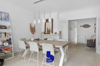 Ontdek dit lichtrijke appartement ,op de derde verdieping, met twee slaapkamers in het hart van Oostende.<br />Een ideale woonst of investering voor wie wil genieten van de zee én het stadsleven.<br /><br />De aangename leefruimte biedt voldoende plaats om te ontspannen of gasten te ontvangen.<br />De volledig ingerichte keuken is voorzien van alle moderne toestellen. Verder beschikt het appartement over twee ruime slaapkamers, een badkamer met bad/douchecombinatie en wastafel, een apart toilet en een praktische bergruimte.<br /><br />Wanneer we de deur achter ons toe trekken staan we reeds met één been in de zee, het park, de winkelstraat en ook verschillende culturele voorzieningen zijn op wandelafstand.<br /><br />In 2027 ondergaat deze residentie een totale renovatie. Meer info op eenvoudig verzoek.