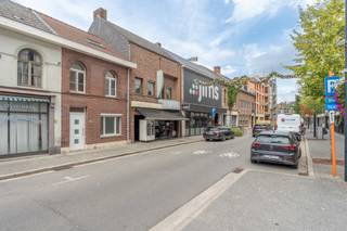<p><strong>Gezellige stadswoning met 3 grote slaapkamers en toffe tuin op 308 m²</strong><br />EPC C I Asbestveilig I Instapklaar<br /><br /><strong>Gunstig gelegen</strong> in het centrum van Geel, vlakbij winkels, scholen, openbaar vervoer en met een vlotte bereikbaarheid naar de Ring en de autosnelweg.<br /><br />Deze <strong>charmante en verzorgde stadswoning </strong>bestaat uit een royale inkomhal met gastentoilet en toegang naar de kelder, een aangename en lichte leefruimte met rolluik vooraan en aansluitende eenvoudige keuken met gasvuur en dampkap. Van hieruit kan je naar de mooie en ruime veranda waar het steeds aangenaam vertoeven is, het grote terras en de tuin. Ook de berging/wasplaats kan je hier terugvinden. <br /><br />Op de <strong>eerste verdieping </strong>treffen we twee ruime slaapkamers waarvan 1 met dressing en 1 met een grote ingemaakte kastenwand. Vanuit beide slaapkamers toegang naar de badkamer. Deze werd ingericht met een bad en douche, wastafel en toilet. Zij komt ook uit in de nachthal zodat zij tevens apart bereikbaar is. <br /><br />Op de tweede verdieping werd nog een grote slaapkamer/hobbykamer voorzien. <br /><br /><strong>Bijzonderheden:</strong><br />-gunstige ligging<br />-toffe zonnige tuin<br />-instapklaar<br />-gerenoveerd<br />-asbestveilig</p>