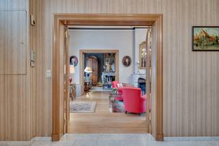 In een oase van rust vindt u deze statige burgerwoning met praktijkruimte in het centrum van Pajottegem, pal naast de Sint-Petrus en Pauluskerk. De karaktervolle woning dateert van 1899 en heeft een perceel van 560m² en een bewoonbare oppervlakte van 432m². De woning combineert authentieke charme met hedendaags wooncomfort. Bij het betreden van het pand valt onmiddellijk het enorme volume en de bijzondere lichtinval op. De ruimtes vloeien moeiteloos in elkaar over en hierdoor leent deze eigendom zich uitstekend voor diverse doeleinden Op het gelijkvloers verwelkomt de inkomhal u in een lichtrijke leefruimte met eetkamer, omringd door grote raampartijen die uitkijken op de prachtige tuin. Verder zijn er een berging, toilet, keuken en eetkamer, bureau en praktijkruimte. De praktijkruimte op het gelijkvloers beschikt over een aparte inkom en is ideaal voor diverse beroepsactiviteiten zoals vrije beroepen, atelier of kantoor. In de mooi aangelegde stadstuin geniet u volop van de rust en de prachtige zichten op de Sint-Petrus en Pauluskerk. Ook is er aanpalend een overdekte veranda met berging. Op de eerste verdieping bevinden zich drie ruime slaapkamers en een badkamer. Tevens is er ook een studio met een leef-/slaapruimte, een eigen keuken en een badkamer. Kan eventueel als 4de slaapkamer dienen of als kangoeroewoning gebruikt worden. De ruime zolderverdieping is bereikbaar via een vaste trap en kan naar wens verder ingericht worden. Daarnaast is er ook een kelderruimte beschikbaar. Kortom een uniek pand met tal van mogelijkheden voor zowel gemengd als residentieel gebruik. Wenst u meer informatie of een bezoek ter plaatse? Aarzel niet en contacteer ons. Stedenbouwkundige vergunning verkregen Recente bestemming: Woongebied Geen rechterlijke maatregel opgelegd Geen voorkooprecht Geen verkavelingsvergunning Renovatieplicht van toepassing EPC: 433 kWh/m²jaar - UC3532132 P-score: A en G-score: A