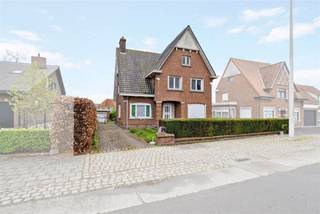 Deze charmante woning gelegen in Tielt biedt een totale bewoonbare oppervlakte van maar liefst 242 m² op een royaal perceel van 661 m². Ideaal voor gezinnen, beschikt dit huis over vier ruime slaapkamers en een badkamer. Bij het betreden van de woning wordt u verwelkomd in een royale hal met stijlvolle boogdetails, die verder leidt naar een lichte en luchtige woonkamer. De grote ramen zorgen voor een aangename lichtinval en bieden een prachtig uitzicht op de omgeving. De marmeren schouwmantels geven de ruimte een klassieke toets. De woning heeft een keuken die ingericht kan worden naar eigen smaak. De aansluitende zonnige veranda biedt een perfecte plek om te ontspannen met zicht op de tuin. Extra troeven van deze woning zijn de ruime garage en de bijkeuken, die extra opslag- en werkruimte bieden. De villa heeft een groot terras en een mooie tuin. Deze eigendom, biedt uitstekende toegang tot lokale voorzieningen, scholen en transportverbindingen. Met haar karaktervolle elementen en uitgebreide ruimtepotentieel is deze woning een uitstekende gelegenheid voor gezinnen die op zoek zijn naar een gezellig en functioneel huis in het hart van Tielt.