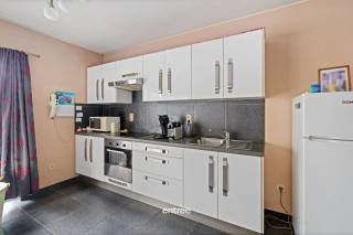 Situation : <br />Ce spacieux appartement est situé au rez-de-chaussée de cette résidence, à la périphérie de Ledeberg.<br />Emplacement idéal à proximité des transports en commun (bus et tramway juste devant la porte), des commerces (supermarché, pharmacie, boulangerie, etc.), des écoles, etc., et non loin du centre de Gand. <br />Il est également proche de toutes les voies de communication (E17, E40, R4).<br /><br />Aménagement : <br />Construit en 2011, il offre un cadre de vie moderne avec une surface habitable de 108 m².<br />Vous entrez dans un hall d'entrée spacieux avec des toilettes séparées. Vous trouverez ensuite un espace de vie lumineux avec cuisine ouverte, une cour intérieure ensoleillée, une buanderie, ainsi qu'un débarras séparé, un dressing et une salle de bains équipée avec baignoire, douche et meuble lavabo.<br />Il dispose de deux chambres, ce qui offre suffisamment d'espace pour la vie à deux, mais aussi pour un bureau à domicile ou une salle de loisirs.<br /><br />Grâce à son emplacement idéal, vous bénéficiez d'un accès facile aux commodités, aux commerces et aux transports en commun. La combinaison d'une construction récente et d'un emplacement central fait de cet appartement un choix attrayant pour ceux qui recherchent le confort et l'accessibilité.<br />Idéal pour y vivre soi-même ou comme investissement locatif.<br />Possibilité d'acheter un garage en plus.<br />Appelez pour une visite : Mathieu Vandaele 0474 74 64 04.