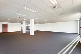 Deze kantoorruimte is zeer centraal gelegen aan de A12 in Wilrijk, op 5min. van de Antwerpse Ring &amp; E19 richting Brussel. Parkeergelegenheid in het gebouw optioneel beschikbaar. Deze ruimte is +/- 203m² groot, uiterst lichtrijk en gelegen op het gelijkvloers.<br /><br />EPC: X