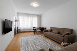 <p><span>Bacchuslaan 26A (1e verd.) - Borgerhout</span></p><p><span> </span></p><p><span>Instapklaar appartement (85 m²) met 3 slaapkamers in Borgerhout.</span></p><p><span> </span></p><p><span>Rustig wonen met alles binnen handbereik? Dat kan hier. Dankzij de nabijheid van Berchem-Station, openbaar vervoer, velo-stations en belangrijke invalswegen geniet je van een uitstekende mobiliteit. Ook het Te Boelaerpark en tal van winkels bevinden zich vlakbij, wat deze locatie extra aantrekkelijk maakt.</span></p><p><span> </span></p><p><span>Het appartement bevindt zich op de eerste verdieping van een kleinschalig gebouw van 2 hoog, waarvan het dak in 2015 vernieuwd is met 12 centimeter isolatie. Het is doorheen de jaren netjes onderhouden en verkeert in goede staat. De elektriciteit is conform, de ramen beschikken over dubbele beglazing in PVC en in 2016 is er een nieuwe verwarmingsketel geplaatst. Dankzij de kleinschaligheid blijven de vaste kosten beperkt en omvatten ze enkel de blokpolis en de verlichting van de gemene delen. Momenteel is het appartement verhuurd aan €1.100/maand, wat het eveneens interessant maakt als investering.</span></p><p><span> </span></p><p><span>Je komt binnen in de inkomhal met praktische vestiairekast. Vooraan bevindt zich de lichtrijke woonkamer (23 m²) met aangrenzend de aparte keuken (6 m²), die uitgerust is met alle hedendaags comfort: kookvuur, dampkap, spoelbak, ingebouwde oven, vaatwasser, frigo en vriezer.</span></p><p><span> </span></p><p><span>Wanneer je naar de achterzijde van het appartement loopt, kom je een eerste slaapkamer van 14 m² voorbij om vervolgens de grootste van 15 m² te bereiken. De derde volwaardige slaapkamer heeft een mooie oppervlakte van 10 m² en biedt toegang tot een terras of extra berging/wasplaats (4 m²). Verder beschikt het appartement nog over een douchekamer met lavabo en toilet. </span></p><p><span> </span></p><p><span>Tot slot staan er nog 2 kelderbergingen ter beschikking. </span></p><p><span> </span></p><p><span>Ben je op zoek naar een instapklaar appartement of zoek je een interessante investering op een gunstige locatie? Mis deze kans niet! Bewoonbare opp. 85 m² – ref.: bruto vloeropp. Voor meer info of een gratis schatting surf naar </span><span><span>www.hansimmo.be</span></span></p><p><span> </span></p>