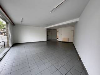 Handelspand te Sint-Gillis-WaasOp de hoek van de Herenstraat en de Kronenhoekstraat bevindt zich dit gezellige opgefriste handelspand. Het handelspand bestaat uit een commerciële ruimte, een afzonderlijk toilet met lavabo, een eetplaats en keuken. De keuken is uitgerust met een dampkap, oven en diepvriezer Daarnaast is er nog een koertje dat gemeenschappelijk gebruikt wordt met de buren. Dit handelspand is ideaal voor de uitbating van een winkel of als kantoorruimte in de mooie gemeente Sint-Gillis-Waas. Geen nachtwinkel ,geen kapper of geen horeca .