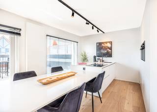 In het pittoreske Sint-Idesblad, in de residentie La Molière, stellen wij u dit magnifiek penthouse appartement met twee GROTE dakterrassen voor. Qua ligging kan het haast niet beter: het appartement bevindt zich op de Strandlaan van Sint-Idesbald, vlakbij alle winkels en detailhandels. Daarbovenop ligt de zee op enkele minuten stappen. Het luxepand onderging een TOTAALRENOVATIE met duurzame materialen.<br /><br />Het pand werd als volgt ingedeeld: Grote leefruimte met zithoek en eetplaats | volledig uitgeruste keuken | eerste GROTE (50m²) zonneterras | afzonderlijk toilet | eerste berging met voorziening voor wasmachine | eerste slaapkamer met ingemaakte kasten bijhorende badkamer ( inloopdouche, lavabo in meubel en 2de toilet) | tweede volwaardige slaapkamer met ingemaakte kasten en bijhorende badkamer ( inloopdouche en dubbele lavabo in meubel) | Beide slaapkamers hebben toegang tot het tweede GROTE (50m²) dakterras | tweede berging met voorziening voor wasmachine en droogkast.<br /><br />Er zijn twee private kelders aanwezig op de ondergrondse verdieping en een gemeenschappelijke fietsenberging. <br /><br />Op zoek naar een PRACHTIG woonappartement of tweede verblijf in Sint-Idesbald? Zoek niet verder: dit appartement kan het uwe worden!