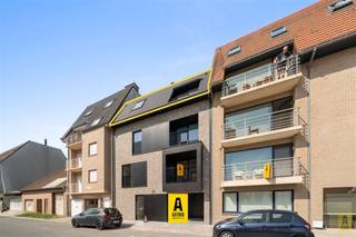 Ruim nieuwbouwappartement (92,44m2) gelegen op wandelstand van strand, openbaar vervoer en winkels. Kleine residentie die uitgeeft in de...