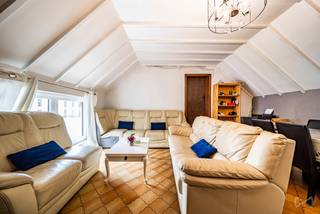 <p>Ideaal gelegen op een steenworp van Le Douaire en het centrum van Ottignies, biedt dit opbrengsteigendom in Céroux-Mousty een zeldzame opportuniteit voor zowel investeerders als projectontwikkelaars.</p>
<p>Het pand bestaat momenteel uit twee entiteiten:</p>
<ul>
<li>een ruime commerciële gelijkvloerse verdieping met uitstekende zichtbaarheid,</li>
<li>een appartement met 2 slaapkamers op de verdieping,</li>
<li>evenals verschillende bijgebouwen, een garage en een grote privatieve parking.</li>
</ul>
<p>Het geheel is momenteel verhuurd voor een totale huurinkomst van €3.070/maand.</p>
<p>Op basis van een vraagprijs van €650.000 biedt het pand een onmiddellijk rendement van ongeveer 4,10%, berekend op 10 maanden huurinkomsten.</p>
<p>Dit eigendom kan worden beschouwd:</p>
<ul>
<li>als een rendabele vastgoedinvestering met onmiddellijke inkomsten,</li>
<li>of als een echt vastgoedontwikkelingsproject.</li>
</ul>
<p>Er werden namelijk reeds inlichtingen ingewonnen bij de gemeente met betrekking tot een volledige herontwikkeling van het perceel. Er werd een gunstig advies ontvangen voor de ontwikkeling van een opbrengstgebouw van het type R+2 + dakverdieping, met de mogelijkheid om ongeveer tien entiteiten te ontwikkelen (onder voorbehoud van het verkrijgen van de nodige vergunningen).</p>
<p>Kopers blijven uiteraard vrij om hun eigen stedenbouwkundige controles uit te voeren bij de gemeente. Daarbij dient opgemerkt te worden dat meerdere naburige gebouwen in de wijk reeds een gelijkaardige configuratie hebben.</p>
<p>Wij zijn eveneens bereid om toekomstige kopers te begeleiden in hun stedenbouwkundige en administratieve procedures om de volledige haalbaarheid van het project te onderzoeken.</p>
<p>Een zeldzame opportuniteit in een regio met zeer sterke vraag, die zichtbaarheid, een strategische ligging en uitzonderlijk ontwikkelingspotentieel combineert.</p>