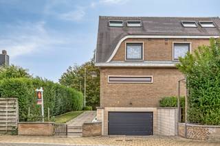 Stap binnen in deze prachtige, karaktervolle villa gelegen in een rustige buurt nabij de Spuikom, met een royale bewoonbare oppervlakte van 408...