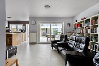 Een energiezuinige woning in een rustige buurt....<br /><br />We komen de woning binnen in de hal met apart gastentoilet. De living is ruim en is gelegen van de straatkant tot achteraan de woning. Momenteel is er vooraan een bureau geïnstalleerd en een zithoek centraal in de woning. Deze gaat over in de open keuken met groot kookeiland. De eetplaats is voorzien in de enorme veranda (voorzien van automatische zonnewering). Van hieruit hebben we een zicht op het leuke tuintje. Op het gelijkvloers vinden we verder nog een handige berging en de inpandige garage. <br />De eerste verdieping beschikt over 3 ruime slaapkamers en een badkamer met lavabomeubel, ligbad, inloopdouche en toilet. <br />Alle Veluxramen zijn vernieuwd en voorzien van elektrische zonnewerking en vliegenramen. <br /><br />Cv op gas (condensatieketel) en er is een warmtepomp (airco/warmte) voorzien, zowel op het gelijkvloers als in alle slaapkamers. <br />Mede dankzij de 16 zonnepanelen en de warmtepomp is dit een energiezuinige woning (EPC label B) zonder renovatieplicht!<br />De elektrische installatie werd conform gekeurd! <br /><br />We vinden deze woning terug in een rustige buurt met op wandelafstand enkele buurtwinkels, het sportcentrum,....