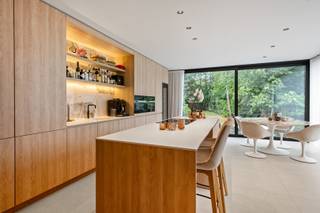 Deze halfopen woning op een zeer gegeerde ligging in het centrum van Brasschaat met een ruim terras en Zuidwest gerichte tuin is volledig gerenoveerd in 2022 naar hedendaagse normen is ingedeeld als volgt.<br /><br /><u><strong>Gelijkvloers:</strong></u><br />U betreedt de woning via de inkomhal die voorzien is van het gastentoilet met handenwasser, aansluitend de traphal met toegang tot de kelder en verdiepen. Op het gelijkvloers bevindt zich een ruime leefruimte +/- 27 m² die aansluit op de eetkamer met toegang tot de keuken +/- 30m². De keuken is voorzien van een kookeiland, inductie kookvuur, frigo, diepvries, afwasmachine, dampkap en een wijnkoelkast. De keuken omvat grote panoramische raampartijen en geeft toegang tot het zonnige terras en de tuin. <br /><br /><u><strong>Verdieping 1:</strong></u><br />Op de eerste verdieping bevindt zich de masterbedroom +/- 20 m² die voorzien is van ingebouwde kasten met aansluitend een eerste badkamer +/- 15 m² die voorzien is van een ligbad, inloopdouche, dubbele lavabo, toilet en handdoekdroger. <br /><br /><u><strong>Verdieping 2:</strong></u><br />Op deze verdieping bevinden zich twee slaapkamers die voorzien zijn van ingebouwde kasten van +/- 17 m² en +/- 14 m² die een badkamer delen die voorzien is van een douche en lavabo.<br /><br /><u><strong>Kelder:</strong></u><br />Ruime ondergrondse kelder voor de technische installaties met bergruimte.<br /><br /><u><strong>Tuin + terras:</strong></u><br />Aan de achterzijde van de woning bevindt zich een terras van +/- 25 m² die uitgeeft op de Zuidwestgerichte tuin.<br />Aan de voorzijde van de woning is er parkeergelegenheid voorzien voor drie wagens. <br />