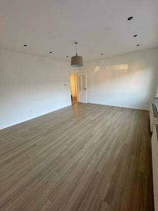 Mooi en licht appartement op het eerste verdiep te huur met een oppervlakte van 100 m². Dankzij de grote ramen geniet het appartement van veel natuurlijk licht en een aangename sfeer.<br /><br />Het appartement beschikt over 2 ruime slaapkamers, een apart waskot, een ruime woonkamer, keuken en 1 badkamer.<br /><br />Het appartement is gunstig gelegen in het centrum van Hoboken met openbaar vervoer (tram, bus en trein) op wandelafstand. Ook scholen, winkels en andere voorzieningen bevinden zich in de directe omgeving. <br /><br />Appartement is onmiddellijk beschikbaar, geen gemeenschappelijke kosten van toepassing.