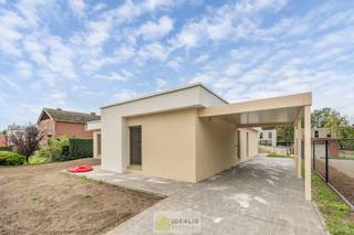 <strong>IDEALIS VASTGOED – Schitterend volledig vernieuwde woning met een heerlijke open leefruimte, luxe keuken, 3 ruime slaapkamers, een ruime luxueuze badkamer én een praktische wasplaats! Dit heerlijke huis, dewelke ook voorzien is van 2 autostaanplaatsen waarvan 1 overdekt, bevindt zich op een perceel van +-12a 58ca vlakbij het centrum van Hamont-Achel, op slechts enkele minuten van de Nederlandse grens - EEN MUST VISIT! -<br /><br />LIGGING: </strong><br />Deze woning bevindt zich op wandelafstand van de stadskern van Hamont-Achel. De woning is gelegen in een rustige en aangename woonstraat. De centrale ligging biedt een vlotte bereikbaarheid van scholen, supermarkten en andere commerciële gelegenheden. Tevens is de Nederlandse grens op slecht 2 minuten bereikbaar!!<br /><br /><strong>INDELING:<br />Gelijkvloers:</strong><br />- Inkomhal – een indrukwekkend mooie open leefruimte voorzien van een lichtrijke woonkamer met zit- en eetgedeelte en met als kloppend hart een heerlijke keuken met bargedeelte en voorzien van alle comfort – achterinkom/wasplaats – toilet – nachthal – slaapkamer 1 met ensuite dressing – slaapkamer 2 – badkamer voorzien van ligbad, inloopdouche, toilet en dubbele lavabo – slaapkamer 3 -<br /><br /><strong>Tuin: </strong><br />- Westgeoriënteerd – verharde oprit – terras – carport – (zwembad en poolhouse vergund, worden niet uitgevoerd)<br /><br /><strong>BIJZONDERHEDEN:</strong><br />- Volledig vernieuwde woning<br />- Alles op gelijkvloers!<br />- Rolstoeltoegankelijk<br />- Pre airco voorzien<br />- Pre alarm voorzien<br />- Basis domotica voorzien<br />- Wat werd vernieuwd?: dak, dakisolatie, gevelisolatie, vernieuwde technieken en leidingwerk, stucwerk, schrijnwerk, keuken, badkamer, vloeren, binnendeuren, …<br />- Volledige woning in grondlaag/fixatielaag aangebracht<br />- Toffe indeling<br />- Gunstig EPC, extra goed geïsoleerd, GEEN renovatieverplichting!<br />- Elektrische installatie conform!<br />- Dé ideale ligging, pal bij het centrum en voorzieningen, op slechts enkele minuten van de NL-grens<br />- Na oplevering instapklaar!<br /><br /><strong>O-peil: </strong>niet overstromingsgevoelig<br />P-score: A<br />G-score: A<br /><br /><strong>Benieuwd naar deze woning? Ons IDEALIS Team geeft U met plezier en steeds vrijblijvend de nodige informatie via e-mail, ter plaatse of op ons kantoor Pelt.<br />Wenst U advies omtrent uw eigen woning? Graag plannen wij vrijblijvend met U een afspraak in om onze expertise met U te delen, steeds tot Uw dienst!!<br />Neem contact op met IDEALIS VASTGOED op 011/515 565 of mail naar info@idealisvastgoed.be!</strong><br /><br /><strong>Stedenbouwkundige Inlichtingen:</strong><br />Bouwvergunning - Woongebied - Geen dagvaarding - Geen voorkooprecht – Geen verkavelingsvoorschriften