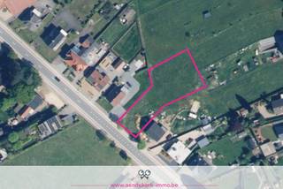 Op zoek naar een ruim perceel voor een vrijstaande woning, mét een mooie ruime tuin ? Dan is dit perceel aan de Trichterweg in Zutendaal absoluut het bekijken waard.<br /><br />Deze bouwgrond heeft een oppervlakte van 1.518 m² en geniet van een perceelbreedte van ca. 17 meter aan de straatzijde. Achteraan verbreedt het perceel bovendien tot ca. 30 meter, wat zorgt voor een uitzonderlijk ruime en open tuinbeleving.<br /><br />De ligging aan de Trichterweg zorgt daarnaast voor een vlotte verbinding tussen Zutendaal en Lanaken, met een goede bereikbaarheid richting omliggende gemeenten en de E314.<br /><br />Het perceel bevindt zich bovendien in de groenste gemeente van Vlaanderen oftewel in een omgeving die bekendstaat om haar uitgestrekte bossen, wandelroutes en fietsmogelijkheden, maar tegelijk ook een vlotte dagelijkse bereikbaarheid biedt.<br /><br />Dit perceel richt zich in het bijzonder tot kandidaat-kopers die op zoek zijn naar een ruim bouwperceel met een aangename tuinoriëntatie, extra breedte achteraan en een woonomgeving met een vlotte bereikbaarheid.