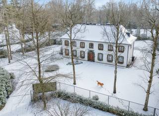 Ontdek deze exclusieve villa gelegen op een toplokatie en voorzien van alle luxe en comfort. Met een A-label is deze instapklare woning uiterst energiezuinig en klaar voor de toekomst.<br /><br />Bijzonderheden: Volledig gerenoveerd, zuidgerichte tuin met zwembad, airconditioning in de slaapkamers op de verdieping, zonnepanelen, ...<br /><br />Brasschaat is een randgemeente van Antwerpen, deze instapklare woning ligt in een groene buurt aan een rustige straat op een zeer centrale ligging, vlakbij invalswegen, het centrum, sportclubs, scholen en restaurants. Het centrum van Antwerpen ligt op ca. 30 minuten rijafstand.<br /><br />Voor meer informatie kunt u rechtstreeks contact opnemen met Henriette Siersema op +32 475 39 86 88 of hs@christiesrealestatebelgium.be.<br /><br />EPC: 29 kWh/m² - Vg - Wp - Gmo - Gvkr - Gvv