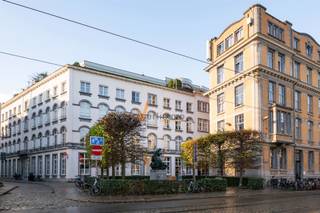 Wonen in grandeur, midden in de stad in het historische pand van de Papeteries Anversoises.Hier vind je dit uitzonderlijk ruime appartement van maar...