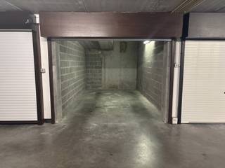 Goede gelegen garagebox te koop in de ondergrondse verdieping van de residentie Dunesand, Zeedijk 261B te Middelkerke!Voorzien van verlichting.Afmetingen:- breedte: 2,60m- diepte: 5,10m- poortbreedte 2,35m- nuttige hoogte 1,73mInteresse in deze garagebox? Verhoog uw comfort en contacteer ons vandaag nog voor uw plaatsbezoek!Bestuursmaatregelen in het maatregelenregister: nee