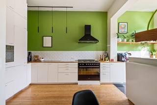 Op zoek naar een instapklare, modern gerenoveerde woning met tof dakterras? Dan mag u dit pand niet missen!<br /><br />Deze charmante stadswoning werd volledig en heel modern gerenoveerd, met een kwalitatieve afwerking.<br /><br />U betreedt de woning via een ruime inkomhal met voldoende plaats voor het plaatsen van meerdere fietsen. Verder in de hal bevindt zich aan de rechterzijde de trap naar de bovenverdiepingen. Naast de trap vindt u een praktische wasberging en een apart gastentoilet.<br /><br />Op de eerste verdieping bevindt zich de lichtrijke leefruimte met open, volledig geïnstalleerde keuken uitgerust met kwalitatieve SMEG-toestellen. Aansluitend is er een aangenaam dakterras waar u in alle rust kan genieten. De achtergevel werd gerenoveerd en mooi afgewerkt met houten latjes.<br /><br />De tweede verdieping beschikt over twee volwaardige slaapkamers. De master bedroom is voorzien van een ensuite badkamer. De tweede kamer wordt momenteel ingericht als bureau, maar kan perfect dienen als ruime slaapkamer.<br /><br />Kortom, een uniek en veelzijdig pand met tal van mogelijkheden op een centrale ligging in Antwerpen!<br /><br />Extra troeven:<br />- Volledig gerenoveerde woning<br />- EPC C<br />- Elektriciteit conform<br />- Centrale ligging<br /><br />Interesse? Neem vandaag nog contact op voor een rondleiding via info@jamar.immo of 03 435 31 33.<br /><br />Wg, Vg, Vkr, Gvv, Niet gelegen in overstromingsgevoelig gebied<br />Op voorbehoud van opsplitsing