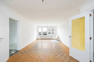 <p>Dit lichtrijke tweeslaapkamerappartement met autostaanplaats is ideaal voor wie op zoek is naar een comfortabel en betaalbaar appartement op een centrale ligging. Dankzij de directe nabijheid van openbaar vervoer, winkels, scholen en de E19 geniet u hier van een uitstekende bereikbaarheid en alle voorzieningen binnen handbereik.<br /><br />Gelegen op de tweede verdieping van een verzorgd gebouw met lift, omvat het appartement een inkomhal, een keuken uitgerust met een nieuw kookvuur en oven, en een aangename leefruimte met parketvloer, authentieke schouw en dubbele deur, wat zorgt voor extra charme en karakter. Verder zijn er twee volwaardige slaapkamers, een badkamer met bad-/douchecombinatie en wastafel, en een afzonderlijk toilet.<br /><br />Het appartement is instapklaar en heeft een gunstig EPC B (117 kWh/m²) en een conforme elektrische installatie.<br />Tot slot beschikt het appartement over een privatieve kelderberging. De autostaanplaats in de ondergrondse garage is mee aan te kopen voor €20.000.<br /><br />Interesse? Contacteer Nico voor een bezoek via 0478 012 012 of Nico@reds.be.</p>