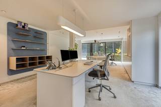Dit kantoor combineert rust, bereikbaarheid en comfort. Ideaal voor wie op zoek is naar een inspirerende en unieke omgeving. Het kantoor is ca...