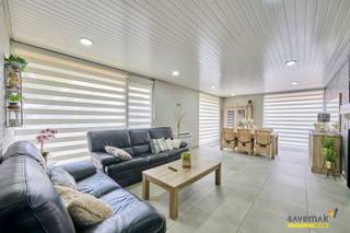 <p><span>Deze laagbouwwoning werd recentelijk zeer grondig gerenoveerd.</span></p><p><span> </span></p><p><span>Bovendien is ze gelegen in een verkeersarme straat en op wandelafstand van 3 warenhuizen en het centrum van Leopoldsburg.</span></p><p><span> </span></p><p><span>In de details zie je dat de verbouwing deftig werd uitgevoerd: de keuken, leefruimte en badkamer werden volledig ‘aangepakt’.<br /><br />Maar ook technisch zit je goed:</span></p><p><span> </span></p><ul><li><span>EPC label C! Dus geen zorgen over energetisch renoveren.</span></li><li><span>20 zonnepanelen voor een zachte elektriciteitsrekening</span></li><li><span>Slechts 1 asbesttoepassing</span></li><li><span>Warmtepomp (LLWP) in keuken, woonkamer, bijkeuken en master bedroom </span></li><li><span>Grondwaterput voor gebruik in de tuin.</span></li></ul><p><span> </span></p><p><span>Hou je het graag makkelijk, dan is dit de ideale woning want alles is gelijkvloers.</span></p><p><span> </span></p><p><span> </span></p><p><span>Op de zolder is nog zeer veel bergruimte en de hal van ongeveer 104m² achteraan op het perceel biedt nog zoveel meer.</span></p><p><span> </span></p><p><span> </span></p>