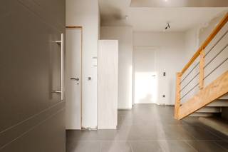 <strong>!!OPEN HUIS MOMENT!!<br />Zaterdag 6 december 2025 van 11u tot 12u.</strong><br /><br />Deze halfopen bebouwing met aparte garage is gelegen op enkele minuten rijden van op- en afritten van de E403. <br />De woning dateert oorspronkelijk van de periode tussen 1875 en 1899 maar onderging in 2020 een totaalrenovatie waardoor de woning als nieuwbouwwoning kan gezien worden. Vooraan de woning is heel wat parkeermogelijkheid. Achteraan de woning ligt een ruim terras en een verhoogde graspartij.<br />Het perceel is gelegen op een totale oppervlakte van 779 m² en heeft een bewoonbare oppervlakte van 255 m².<br />Het hoogrendementsglas, de 20 zonnepanelen met thuisbatterij en warmtepompen zorgen ervoor dat deze woning zeer energiezuinig is.<br /><br />Indeling:<br />GV: inkomhal - gastentoilet met handwasser - ruime woonkamer met palletkachel, airco - open keuken met koelkast, elektrisch koken, dampkap, oven, microgolfoven, vaatwas, spoelbak - grote berging/wasplaats.<br /><br />1e V: nachthal - 5 slaapkamers met laminaat - badkamer met dubbele lavabo, ligbad en inloopdouche - dressing - apart toilet - technische berging.<br /><br />Algemeen:<br />- EPC 54 - label A<br />- Conforme elektriciteitskeuring<br />- Blanco bodemattest<br />- Ventilatiesysteem C<br />- Regenwaterput van 15 000 liter (wasmachine en toilet)<br />- Alarmsysteem over te nemen<br />- Mogelijkheid tot airco op bovenverdieping, kabel voorzien<br />- Internet en tv-aansluiting in woonkamer, keuken en slaapkamers <br />- Automatische rolluiken op de bovenverdieping<br />- Verdieping boven de garage<br />- Oprit naast woning naar garage<br />- Muur achterzijde wordt nog gevoegd<br />- Lucht/water warmtepomp via vloerverwarming op de eerste verdieping<br />- Warmtepomp lucht/lucht<br />- Vrij bij akte