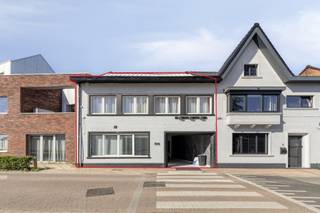 Ben je op zoek naar een gerenoveerde bel-etage met een tal van mogelijkheden? Zoek niet verder. Deze polyvalente woning op de Wetterensteenweg 4 heeft alles wat je zoekt. <br /><br />Indeling gelijkvloers:<br />- Parkeerplaats<br />- Horecaruimte<br />- Inkomhal bel-etage<br /><br />Indeling eerste verdieping:<br />- Woonkamer met uitgeruste open keuken<br />- 3 slaapkamers<br />- 2 badkamers (douche en toilet) + (ligbad en toilet)<br />- Apart toilet<br />- Technische ruimte<br />- Terras<br /><br />Indeling tweede verdieping: <br />- Nachthal<br />- 1 slaapkamer<br /><br />Bijzonderheden:<br />- Er werd een bestuurlijke maatregel opgelegd<br />- Bruikbaar vloeroppervlak van maar liefst 395 m² <br />- Op heden staat de woning gekend als handelshuis met als functie horeca. <br />- Er is een simulatie van het EPC-attest (EPC C) aanwezig met de volgens de eigenaar gebruikte isolatie in de woning<br /><br />Mis deze kans niet en vraag vandaag nog jouw bezoek aan! <br /><br />Bij Albert kom je thuis