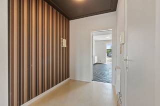 A Schepdaal, (quartier de Dilbeek) nous vous proposons cet agréable appartement au rez-de-chaussée. L'appartement est divisé comme suit : hall d'entrée avec vestiaire, living avec cuisine ouverte et accès à la terrasse, chambre à coucher et salle de bain (toilette, lavabo avec meuble et baignoire avec douche). A l'extérieur, vous avez un parking privé et une terrasse ensoleillée. Bonne situation, proche des transports en commun. Pour plus d'info ou visite, contactez immo sophie &amp; Co : 0474 32 10 00
