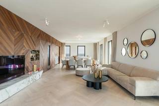 Gelegen op de 13de verdieping van het architecturale gebouw 'Pergola', bieden wij dit spectaculaire appartement te koop aan. Dit is exclusief wonen op grote hoogte in de vernieuwde, duurzame wijk De Nieuwe Dokken in Gent. Een autoluwe woonomgeving die absolute rust garandeert, terwijl het bruisende stadscentrum en alle belangrijke voorzieningen bijzonder vlot bereikbaar blijven.<br /><br />Wat dit pand werkelijk uniek maakt, zijn de weidse terrassen die de woning volledig omringen. U geniet hierdoor van een permanent, panoramisch uitzicht op de waterpartijen, de skyline en de iconische drie torens van Gent. Binnen en buiten lopen naadloos in elkaar over, waarbij de verschillende oriëntaties u op elk moment van de dag de keuze bieden tussen heerlijke zon of verfrissende schaduw.<br /><br />Via de lift stapt u in alle privacy rechtstreeks uw appartement binnen. De open leefruimte vormt het kloppend hart van de woning en sluit direct aan op het hoofdterras. In de sublieme open keuken zijn de hoogwaardige toestellen discreet weggewerkt achter elegante schuifwanden voor een uiterst strak, ordelijk en esthetisch geheel.<br /><br />Het nachtgedeelte biedt twee volwaardige slaapkamers en een kinderkamer, elk gekenmerkt door royaal binnenvallend licht. Bovendien beschikt elke kamer over een eigen, luxueus afgewerkte badkamer met kwalitatieve topmaterialen.<br /><br />Een absolute buitenkans voor wie droomt van een exclusieve woonervaring, een feilloze afwerking en sublieme zichten over Gent!<br /><br />Bestuursmaatregelen in het maatregelenregister: nee