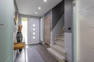 <p><strong>Ruime instapklare villa met tuin, dubbele garage en vier slaapkamers - Dilbeek</strong></p>
<p>Deze ruime, vrijstaande villa is gelegen op een perceel van 5a 18ca en biedt een praktische indeling met 4 slaapkamers, twee badkamers, dubbele garage en een lichtrijke veranda met tuin.</p>
<p>De inkomhal voorziet toegang tot de gezellige leefruimte met pelletkachel en volledig betegelde vloer. De open, moderne keuken is uitgerust met alle comfort en beschikt over een praktisch kookeiland. Op het gelijkvloers vind je bovendien een badkamer met inloopdouche en toilet, alsook een lichtrijke veranda met uitzicht op de tuin.</p>
<p>Op de bovenverdieping brengt de nachthal je naar vier ruime slaapkamers, afgewerkt met een parketvloer. De tweede badkamer is voorzien van bubbelbad, dubbele lavabo en toilet. De master bedroom beschikt over twee aansluitende dressings, wat extra comfort en bergruimte biedt.</p>
<p>In de kelder bevindt zich de technische ruimte met aansluitingen voor wasmachine en droogkast.</p>
<p>Buiten geniet je van een ruime oprit met toegang tot de dubbele garage aan de achterzijde van het perceel. Dankzij de aanwezigheid van 18 zonnepanelen is de woning bovendien uiterst energiezuinig.<br /><br />Geïnteresseerd? Plan snel uw bezoek via onze website en ontdek deze woning!</p>
<p>EPC 244 kWh/m² - label C<br />Elektrische installatie niet conform<br />Asbestveilig</p>