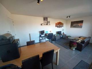 Heel mooi appartement op de 2e verdieping, gelegen nabij het centrum van Sleidinge .Het appartement beschikt over een inkomhal, apart toilet,...