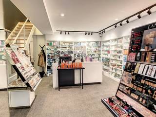 Dit recent vernieuwde handelspand te koop is gelegen in Galerij De Meester en bestaat uit twee verdiepingen. Dankzij de grote glaspartijen geniet je van veel visibiliteit. Dit unieke bedrijfsvastgoed is uitstekend zichtbaar vanuit de hoofdwinkelstraat, de Ooststraat, en is bovendien ook vlot toegankelijk via de Grote Markt van Roeselare. <br /><br />Dit handelspand te koop heeft een oppervlakte van ca. 238 m² en is gelegen in het centrum van Roeselare.<br /><br />Specificaties:<br /><br />- verwarming op radiatoren via gas<br /><br />- airconditioning<br /><br />- recent vernieuwd<br /><br />Indeling:<br /><br />Gelijkvloers: open handelsruimte met veel lichtinval<br /><br />Verdieping:<br /><br />- verschillende aparte behandelruimtes of kantoren<br /><br />- kitchenette<br /><br />- sanitair<br /><br />Dit handelspand te koop in het centrum van Roeselare kan onderhevig zijn aan de renovatieverplichting die door de Vlaamse overheid wordt opgelegd voor niet-residentiële gebouwen. Voor meer informatie hieromtrent kunt u de website van het Vlaams Energie- en Klimaatagentschap raadplegen. Neem gerust contact op met de dossierverantwoordelijke voor bijkomende inlichtingen over dit gebouw.<br /><br />Bent u op zoek naar bedrijfsvastgoed bestaande uit een handelspand te koop in Roeselare? Aarzel dan niet om ons te contacteren op het nummer 051 21 22 23.