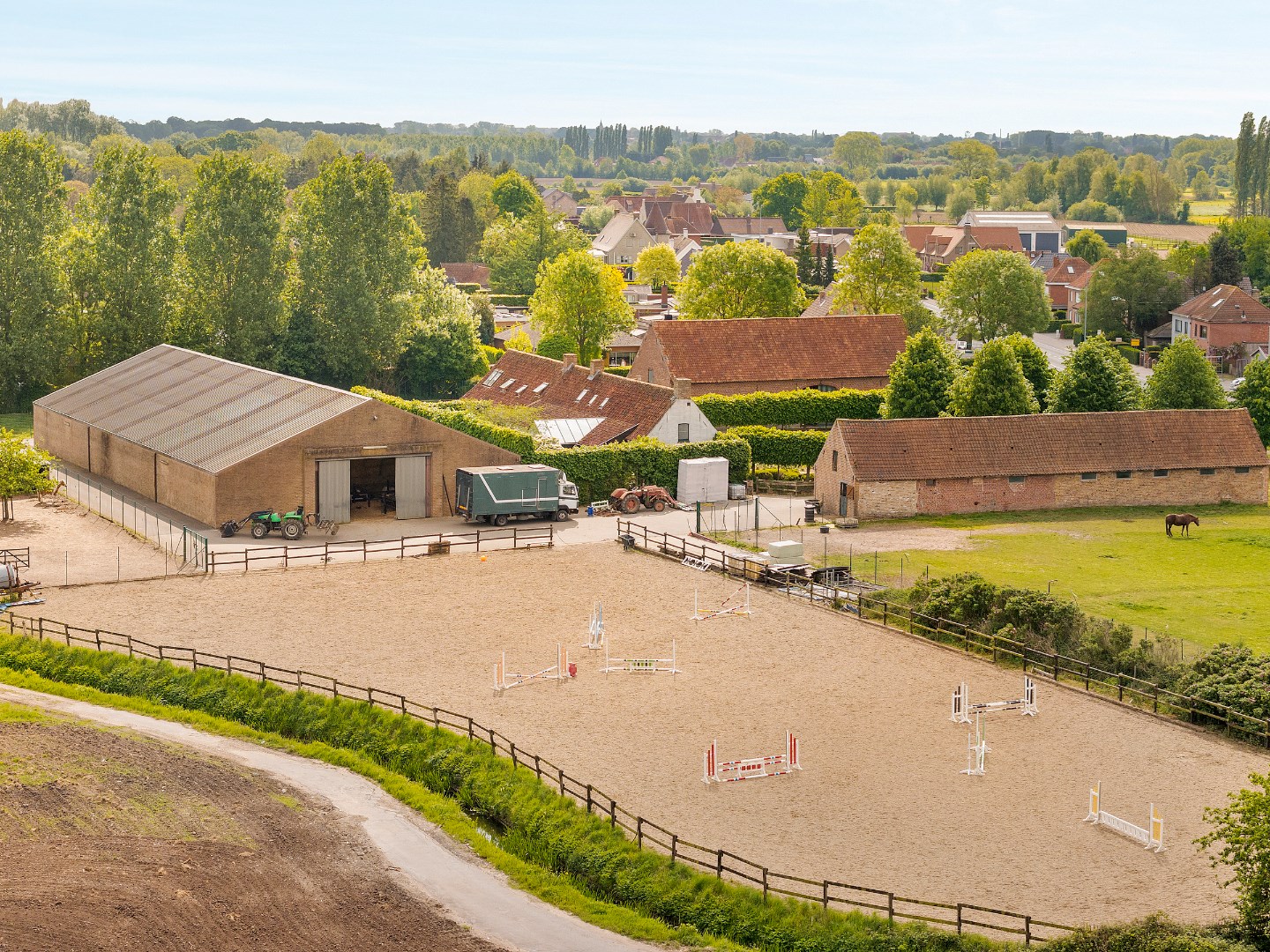 Uitzonderlijke hoeve met binnenpiste en paardenstallen op 1,88 hectare - foto 4