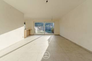 <div><strong>LIGGING</strong></div>
<br />Dit nieuwbouwproject langs de Cooppallaan, vlakbij het centrum van Wetteren, biedt 9 energiezuinige woningen in een hedendaagse architecturale stijl.<br />Geniet van de perfecte balans tussen wonen en bereikbaarheid dankzij de uitstekende verbindingen naar Gent en Brussel via de E40 en de Brusselsesteenweg. <br />Alle faciliteiten zoals winkels, scholen, recreatie en openbaar vervoer zijn binnen handbereik.<br /><br /><strong>PROJECT EN AFWERKING</strong><br /><br />De woningen worden opgeleverd met een hoogwaardige afwerking en kwaliteitsmaterialen.<br />Elke woning beschikt over vloerverwarming via een warmtepomp (met passieve koeling), een ventilatiesysteem D en een aangelegde buitenruimte.<br />Het project biedt een mix van gesloten en halfopen woningen met 3 of 4 slaapkamers, een private berging en parkeermogelijkheden zoals staanplaatsen of carports.<br />Uw nieuwe thuis beschikt bovendien over een privaat terras en tuin, ideaal om te ontspannen met familie en vrienden.<br /><br /><strong>VOORDEEL VAN 6%-BTW</strong><br /><br />Profiteer van het verlaagd BTW-tarief van 6% indien u aan de voorwaarden voldoet.<br />Nieuw voor investeerders : het 6% BTW-tarief geldt nu ook voor aankopen die gedurende 15 jaar verhuurd worden (onder de toepasselijke wettelijke voorwaarden). Dat verlaagt de aankoopkost en kan uw netto-rendement aanzienlijk verbeteren.<br /><br />Wees er snel bij en grijp nu nog deze unieke kans!<br /><br />Bel Kevin voor meer informatie: <strong>0476 66 55 50</strong><br /><br />(Oppervlakte geraamd, sommige foto’s zijn referentiebeelden.)