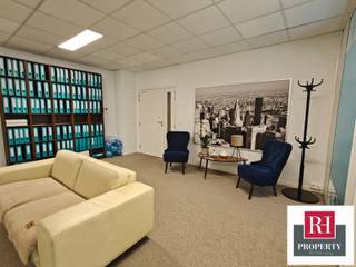 In het hart van de wijk LOUISE, in een onlangs gerenoveerd luxe gebouw, presenteren we dit prachtige privékantoor in een prachtige co-working...