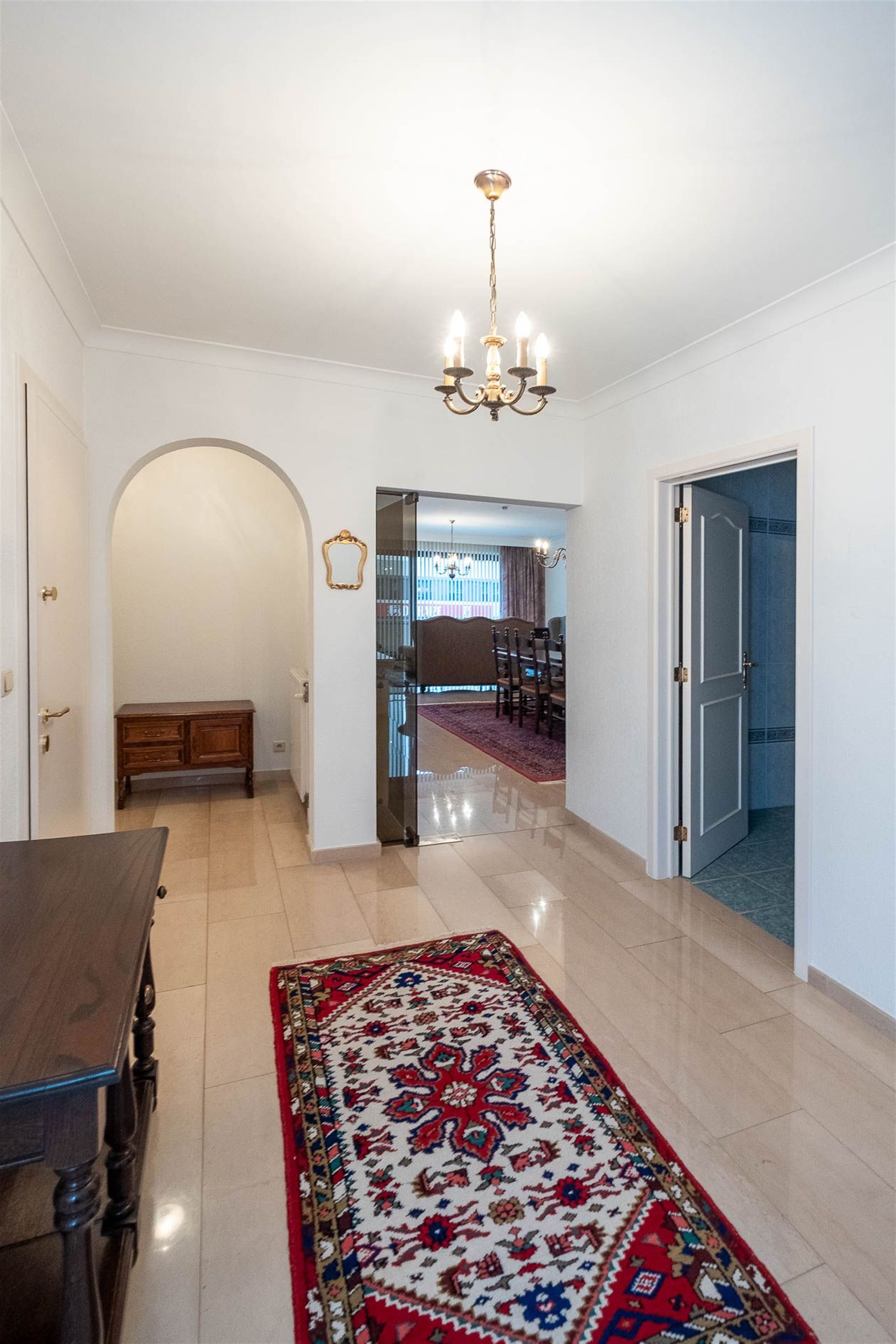 Verzorgd en ruim appartement met 2 grote slaapkamers en 2 terrassen. - foto 3