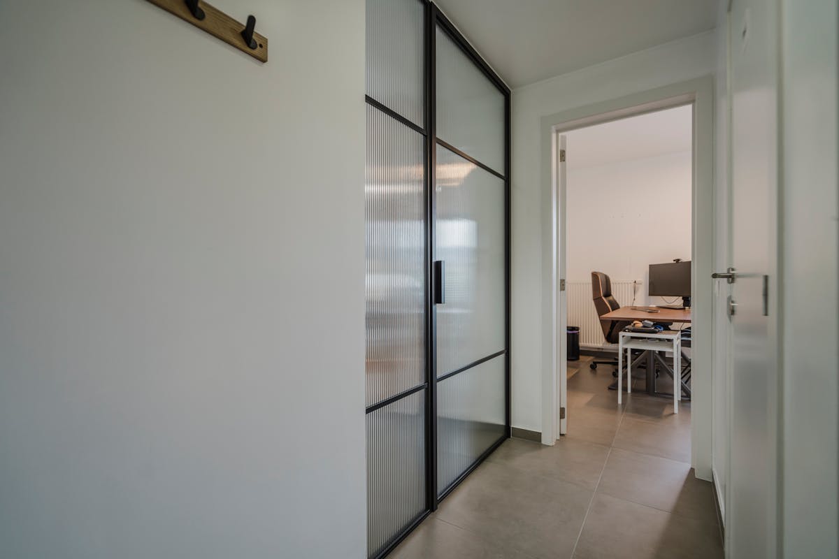 Ready to move in apartment with garden and parking spaces in Heule! - photo 5