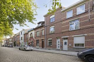 Ontdek deze charmante woning in het hart van Kortrijk, perfect geschikt voor een groot gezin met zijn vijf ruime slaapkamers. De setup biedt een warme en uitnodigende sfeer vanaf het moment dat u binnenstapt in de sfeervolle hal met een aparte leefruimte. Verder is er een handige badkamer op het gelijkvloers en toegang naar de praktische kelder. Achterliggend vind je de zeer ruime en 'licht' overladen leefruimte met eetplaats en open keuken van waaruit je zicht heb op het terras met tuin. Op de eerste en tweede verdieping zijn er telkens 2 ruime slaapkamers te vinden. De zolder is afgewerkt als slaapkamer met aparte badkamer. Buiten vindt u een knusse tuin, perfect voor zomerse barbecues of ontspannende momenten. Deze achtertuin biedt tal van mogelijkheden voor groenliefhebbers of al wie wil genieten van een kalme buitenomgeving midden in de stad. Kortom, deze woning is een unieke kans voor wie op zoek is naar ruimte, comfort en een authentieke woonbeleving in Kortrijk. Wens je meer informatie of een bezoek? Contacteer Stein via stein@immovercoutere.be of 0468 41 38 48