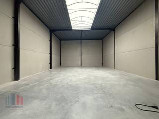 <strong>Nieuwbouw KMO-unit</strong> met een oppervlakte van <strong>170 m² en minstens 2 privatieve parkeerplaatsen</strong> te koop op toplocatie in Izegem. <br /><br />De casco bedrijfsruimte (brandklasse B) heeft een vrije hoogte van +/- 6 m en is opgebouwd uit een staalconstructie in combinatie met een betonplint en geïsoleerde sandwichpanelen. De loods is toegankelijk via een automatische sectionale poort met aparte toegangsdeur en glaspartij. De unit is uitgerust met een lichtstraat. Optioneel kunnen er mits meerprijs bijkomende glaspartijen worden geplaatst. De unit maakt deel uit van het duurzame <strong>bedrijvenpark ''Stuyf'' </strong>bestaande uit 32 KMO-units te koop met oppervlaktes van 120 m² tot 262 m², samenvoegbaar tot 1.145 m².<br />De bedrijfsgebouwen zijn geschikt voor zowel opslag als productie en bieden dus een ideale omgeving om te ondernemen. Strategisch gelegen langs de Stuivenbergstraat met vlotte verbinding naar de E403 en een uitstekende uitvalsbasis voor de hele regio. Onmiddellijk beschikbaar.<br /><br />Contacteer <strong>PANORAMA B2B</strong> voor bijkomende (technische) inlichtingen, plannen of een vrijblijvend plaatsbezoek <strong>050 300 800 </strong>.