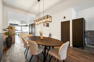 VERRASSEND RUIME GEZINSWONING ACHTER EEN HEDENDAAGSE GEVEL PERFECT ONDERHOUDENEen schattig geveltje, zeg je? MIS! Of ja... het is schattig — maar...