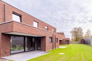 Casco nieuwbouwwoning met 3 slaapkamers en zuid-tuin gelegen op een ideale toplocatie. In een zeer rustige omgeving op slechts 100 meter van...