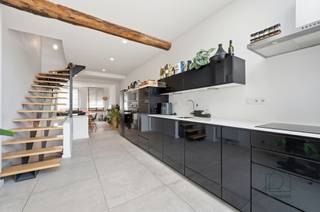 <h3><span>Instapklare stadswoning met garage en 3 ruime slaapkamers op een toplocatie in Mechelen</span></h3><p><span> </span></p><p><span>Op amper 100 meter van het station van Mechelen bevindt zich deze verrassend ruime en instapklare stadswoning. Gelegen in een buurt die de komende jaren een ware metamorfose ondergaat met extra groen en een aangename publieke ruimte, geniet je hier bovendien van een uitstekende bereikbaarheid én de nabijheid van het bruisende stadscentrum.</span></p><p><span>De woning werd in 2016 met veel zorg en oog voor kwaliteit volledig gerenoveerd voor eigen bewoning. Het resultaat is een eigentijdse woning waar comfort, licht en functionaliteit perfect samenkomen. Perfect als eigen woonst of als investering.</span></p><p><span>Een absolute troef is de inpandige garage, een zeldzaamheid op deze locatie. Via de garage bereik je de verzorgde inkomhal met gastentoilet. Daarnaast een praktische berging met aansluiting voor wasmachine en droogkast, een polyvalente kamer die perfect dienst kan doen als slaapkamer of hobbyruimte/praktijkruimte, en een stijlvolle aansluitende badkamer.</span></p><p><span>Op de eerste verdieping vormt de lichtrijke leefruimte samen met de volledig uitgeruste open keuken het warme hart van de woning. Het grote schuifraam geeft uit op het platte dak van de benedenverdieping, dat mogelijkheden biedt voor een gezellig dakterras (mits de nodige vergunning en aanpassingen).</span></p><p><span>De tweede verdieping beschikt over een open aangename bureauruimte met vide, waardoor het daglicht rijkelijk binnenvalt en een aangenaam ruimtegevoel ontstaat. Verder vind je hier een ruime slaapkamer en een tweede badkamer met toilet.</span></p><p><span>Helemaal boven, onder het dak, bevindt zich nog een volwaardige en sfeervolle slaapkamer. Daarnaast heb je een gunstig EPC en een conforme elektrische keuring!</span></p><p><span>Ben je op zoek naar een instapklare woning met verrassend veel ruimte, een unieke garage en een topligging vlak bij het station én het centrum van Mechelen? Dan is Coxiestraat 22 absoluut een bezoek waard.</span></p><p><span> </span></p><p><span>Gezien de grote slaapkamers, 2 badkamers en uitgebreide tussenruimtes is dit huis ook uitermate geschikt als investering om op de huurmarkt te zetten als co-housing, waarnaar in Mechelen veel vraag is. </span></p><p><span> </span></p><p><span>Contacteer ReuzeGoed op 0470 11 56 80 of <span>welkom@reuzegoed.be</span></span><span> voor een bezoek!</span></p>