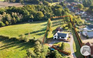 EERSTE BEZOEKDAG ZATERDAG 17/10 VANAF 11U (enkel op afspraak!!) <br />ZICHEM - Split-level woning met veel potentieel, garage en tuin<br /><br />Op slechts 1,3 km van het treinstation van Zichem, met vlotte treinverbindingen richting Hasselt en Leuven, bevindt zich deze split-level woning aan het einde van een doodlopende straat, omgeven door groen en natuur.<br /><br />De woning beschikt over een ruime inkomhal, een grote leefruimte en een afzonderlijke, ruime keuken met eetplaats. Aansluitend bevindt zich een veranda die uitkijkt op de tuin en de omliggende natuur. Verder zijn er een badkamer en drie slaapkamers. Ook de zolderverdieping biedt mogelijkheden om extra kamers of andere ruimtes in te richten.<br /><br />Een bijkomende troef is de volledige onderkeldering van de woning, met heel wat bergruimte en een garage.<br /><br />Hoewel de woning een grondige renovatie kan gebruiken, zijn de mogelijkheden meteen duidelijk. Dankzij de grote raampartijen geniet je van veel natuurlijke lichtinval en heb je vanuit verschillende ruimtes een mooi zicht op het omliggende groen.<br /><br />Ook buiten is het aangenaam vertoeven. De tuin biedt volop rust en privacy, waardoor je hier optimaal kunt genieten van de natuurlijke omgeving.<br /><br />De woning is gelegen in natuurgebied en werd in 1966 met vergunning gebouwd. Voor deze eigendom werd binnen de gemeente Scherpenheuvel-Zichem een ruimtelijk uitvoeringsplan (RUP) opgemaakt, waarbij de woning valt onder artikel 4: ‘Woningen in ruimtelijk kwetsbaar gebied – type B’.<br /><br />Dit biedt een duidelijk kader voor de stedenbouwkundige mogelijkheden en de eventuele vergunningsplichtige werken. <br /><br />Wil je graag meer weten over de toepasselijke bouwvoorschriften en de mogelijkheden voor deze eigendom? Neem gerust contact met ons op voor bijkomende informatie of een bezoek: 053/60.65.66.
