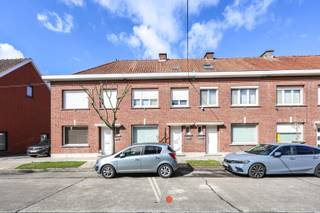 Deze uitstekend onderhouden woning is gelegen in een rustige en aangename woonwijk in Izegem, vlakbij scholen, bakker, apotheek, openbaar vervoer en openbaar groen.<br /><br />Wie op zoek is naar een comfortabele huurwoning met drie slaapkamers en een zonnige tuin, is hier zeker aan het juiste adres. Bovendien beschikt de straat over ruime parkeermogelijkheden, wat zorgt voor extra comfort voor bewoners en bezoekers.<br /><br />Ook op vlak van energiezuinigheid scoort deze woning goed, met een gunstig EPC-label B.<br /><br /><strong>Indeling:</strong><br /><strong>Gelijkvloers:</strong> inkomhal, lichtrijke leefruimte met eetplaats, keuken, apart toilet, wasplaats en zonnige tuin<br /><strong>Eerste verdieping:</strong> drie slaapkamers en badkamer<br /><strong>Extra:</strong> kelder en zolder (bereikbaar via uitschuifbare trap)<br /><br /><strong>Beschikbaar vanaf 01/05. <br /><br />Bezoeken inplannen kan via de advertentie op https://vanthuynevastgoed.be/nl en door te klikken op de knop "MAAK EEN AFSRPRAAK". </strong>