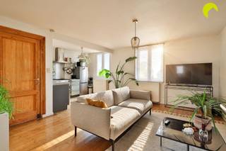 <p><span>Op zoek naar een gezellig appartement met karakter, een centrale ligging én zonder gemeenschappelijke kosten? Dan is dit charmante appartement op de Antwerpsestraat in Mortsel beslist een bezoekje waard!</span></p><p><span>Dit </span><span>cosy </span><span>appartement bevindt zich op de derde en bovenste verdieping van een kleinschalig gebouw uit 1965, zonder lift. De mooie houten plankenvloeren en de overvloed aan natuurlijk licht geven het geheel een warme, authentieke uitstraling.</span></p><p><span>De gezellige leefruimte biedt voldoende plaats voor een comfortabele zithoek en sluit naadloos aan op de open, praktisch ingerichte keuken. Aan de rustige achterzijde ligt de ruime slaapkamer. Aansluitend bevindt zich de badkamer met ligbad, lavabo en aansluitingen voor wasmachine en droogkast.</span></p><p><span>Extra bergruimte vind je in de ingemaakte kast op de gang en in de privatieve kelderberging.</span></p><p><span> </span></p><p><span>Ook technisch heeft dit appartement heel wat troeven: de ramen werden in 2025 vernieuwd en voorzien van hoogrendementsglas, de elektrische installatie is conform, het appartement is asbestveilig en beschikt over een EPC-label D (geen renovatieplicht). Bovendien zijn alle meters voor gas, elektriciteit en water individueel.</span></p><p><span> </span></p><p><span>Een bijkomend pluspunt? Er is geen syndicus en je betaalt geen gemeenschappelijke kosten!</span></p><p><span>De ligging is bijzonder praktisch: midden in het bruisende centrum van Mortsel, met tal van winkels, supermarkten, gezellige horecazaken en andere voorzieningen op wandelafstand. De tram stopt letterlijk voor de deur en brengt je vlot naar Antwerpen en de omliggende gemeenten.</span></p><p><span> </span></p><p><span>Troeven:</span></p><p><span> </span></p><ul><li><span>instapklaar appartement</span></li><li><span>centrale ligging</span></li><li><span>geen gemeenschappelijke kosten</span></li><li><span>het appartement kan ook gemeubeld aangekocht worden</span></li></ul><ul><li><span>bijkomende rechtenvermindering van €1.867 op de registratierechten (onder voorwaarden)</span></li></ul><p><span> </span></p><p><span> </span></p><p><span>Nuttige informatie:</span></p><p><span> </span></p><ul><li><span>EPC 346 kWh m²/j </span></li><li><span>P-score A en G-score A</span></li><li><span>Stedenbouw in aanvraag</span></li></ul><p><span> </span></p><p><span>Een ideale eerste eigen stek, gezellige thuis voor een alleenstaande of koppel, of een interessante investering op een uiterst centrale locatie!</span></p><p><span> </span></p><p><span>Voor meer info of een bezoek ter plaatse, bel ons op 03-449 42 41 of mail ons via hallo@habicom.be</span></p><p><span>Benieuwd naar de waarde van jouw woning? Check het gratis op <span>www.watismijnhuiswaard.be</span></span></p><p><span> </span></p>
