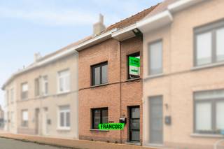 Deze instapklare, gerenoveerde woning is gelegen in een rustige woonwijk op korte afstand van het levendige stadscentrum. Dankzij deze gunstige ligging geniet u van alle troeven van de stad, terwijl u toch in alle rust kan wonen. Bovendien bevinden zowel het station als de Blankenbergse jachthaven zich op vlotte bereikbaarheid.<br /><br />Bij het binnenkomen wordt u verwelkomd in de inkomhal, die toegang geeft tot de lichtrijke leefruimte met gezellige eetplaats. Aansluitend bevindt zich de ruime en stijlvol gerenoveerde keuken, die naadloos aansluit op de leefruimte en volledig uitgerust is volgens de hedendaagse normen.<br /><br />Op het gelijkvloers bevindt zich daarnaast een moderne, vernieuwde badkamer voorzien van een inloopdouche, wastafel en een afzonderlijk toilet. Verder is er een praktische bergruimte met aansluiting voor wasmachine en droogkast.<br /><br />De eerste verdieping telt twee volwaardige slaapkamers, beide met voldoende ruimte en aangename lichtinval. De zolderverdieping biedt bovendien heel wat mogelijkheden en kan, afhankelijk van uw wensen, ingericht worden als hobbyruimte, bureau of extra (ruime) slaapkamer.<br /><br />De recent heraangelegde buitenruimte vormt een aangename plek om te genieten van de zon en het buitenleven.<br /><br />