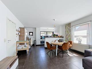 Dit aangenaam duplex appartement beschikt over 2 slaapkamers, een ruim terras, leefruimte met ingerichte keuken, berging. De praktische indeling, het natuurlijke licht en de comfortabele leefruimtes zijn geschikt voor kleine gezinnen. Geniet van het gezellige terras, de perfecte plek om te ontspannen en van de buitenlucht te genieten.