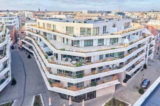 <span><strong>Geniet van 6% btw, ook interessant voor investeerders! Informeer naar de voorwaarden.<br /></strong><br />De Bonnefant, Wonen in het midden van de stad en toch omgeven door groen. Een iconisch gebouw op een centrale en culturele locatie waar er ruimte is voor luxe, een onvergetelijke woonervaring of zorgeloos wonen in een assistentiewoning. </span><br /><br /><span>Tussen de gebouwen van De Bonnefant is een </span><strong>groene doorsteek</strong><span> gecreëerd die de Demerstraat rechtstreeks verbindt met het begijnhof. Gezellig vertoeven in één van de twee gemeenschappelijke binnentuinen of liever een barbecue met de buren? Bovendien hebben de terrassen geïntegreerde plantenbakken die zijn uitgerust met een automatisch beregeningssysteem. Een extra groene beleving is verzekerd.</span><br /><br /><span>Het bestaande RTT-gebouw is volledig gerenoveerd met het behoud van de Hasseltse authenticiteit en verder uitgebreid met energiezuinige nieuwbouw. Parkeren in het centrum is geen evidentie maar toekomstige bewoners van De Bonnefant kunnen parkeren in de ruime ondergrondse parkeerplaats. Je kan ook je fiets kwijt in de fietsenstalling. </span><br /><br />
<p><strong>APPARTEMENT B1 AS 07</strong> - Verdiep 1</p>
<span><span>- bewoonbare oppervlakte: 72 m²<br />- oppervlakte terras: 10 m²<br />- leefruimte met open keuken <br />- ruim terras zijde Bonnefantenstraat<br />- 1 ruime slaapkamer met ensuite-badkamer<br />- berging<br />- ideale investeringsopbrengst<br /><br /></span></span>
<p>GENIET VAN <strong>6% btw</strong> (onder voorwaarden). Vermelde prijs is exclusief ondergrondse parkeerplaats en exclusief registratie, btw en notariskosten. Alle appartementen werden intussen volledig afgewerkt en zijn <strong>onmiddellijk bewoonbaar</strong>. Contacteer ons voor een bezoek ter plaatse. Wij ontzorgen je ook voor <strong>de verkoop</strong> van <strong>je huidige woning</strong>! Voor meer uitleg helpen we je graag verder.</p>